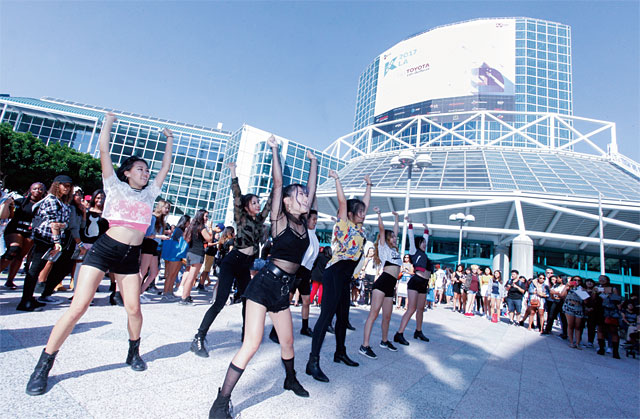 지난해 미국 LA에서 열린 케이콘 당시 LA컨벤션센터 앞에서 즉석 K팝 댄스를 추는 팬들. <사진 : CJ E&M>