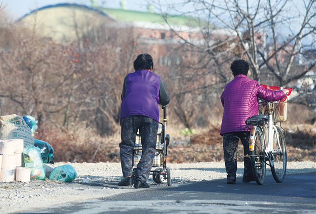 경북 의성군에서 노인들이 힘겹게 지나가고 있다. <사진 : 조선일보 DB>