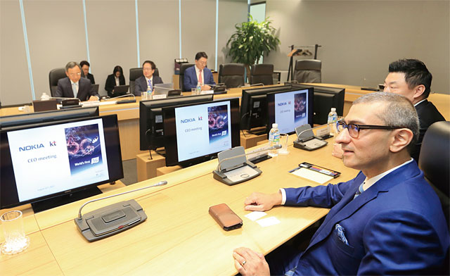 라지브 수리(사진 오른쪽) 노키아 CEO는 지난해 8월 KT 본사를 찾아 황창규 회장과 5G 협력 방안에 대해 논의했다. <사진 : KT>