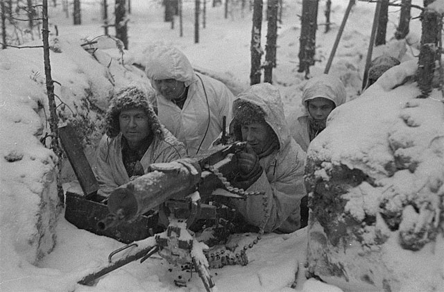 1939년 소련과의 겨울전쟁에서 소련군을 노리는 핀란드 군인들. 핀란드인은 주변 강국들과의 잦은 전쟁 속에서 투지와 인내심을 뜻하는 ‘시수’ 정신을 체득했다. <사진 : 조선일보 DB>