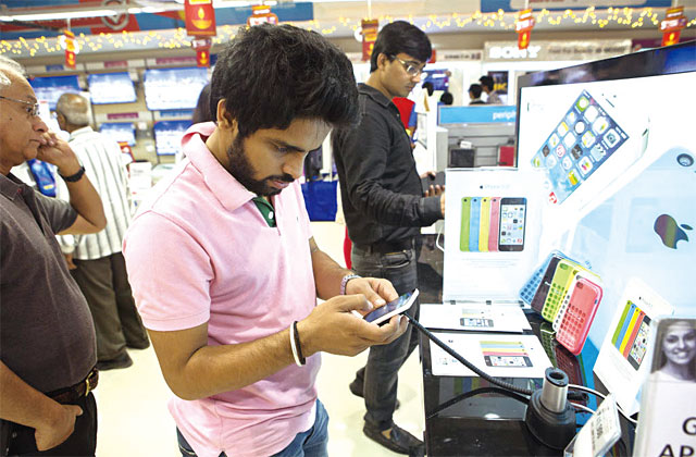 인도의 뉴델리에 있는 휴대전화 매장에서 한 시민이 신형 스마트폰을 조작해보고 있다. 인구 13억명의 인도는 스마트폰 시장이 가장 빨리 성장하는 곳이다. <사진 : 조선일보 DB>