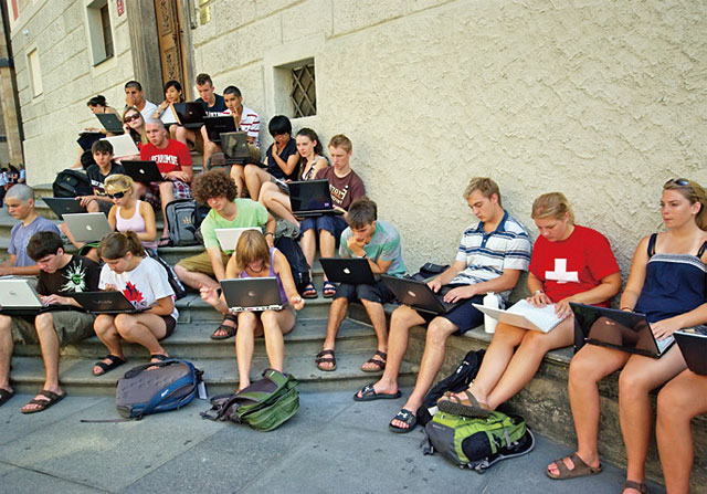길에서 노트북을 이용하고 있는 체코 대학생들.