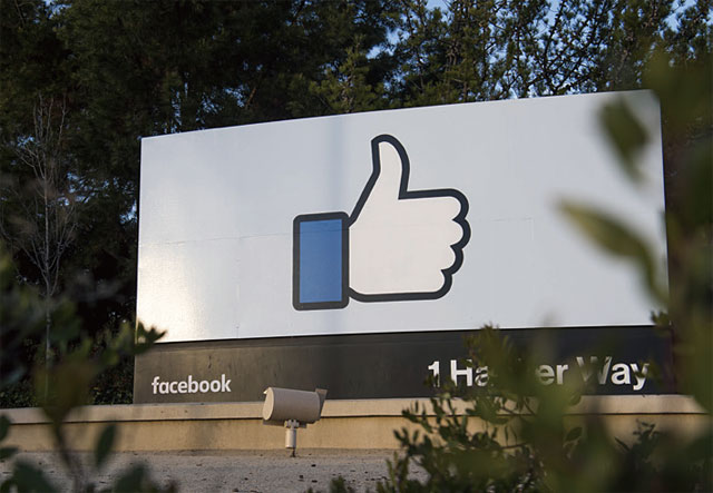미국 캘리포니아 멘로파크의 페이스북 본사에 페이스북의 시그니처인 ‘좋아요’ 로고가 전시돼 있다. <사진 : 블룸버그>