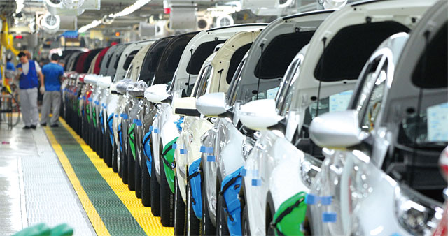 한국GM이 철수할 경우 한국 자동차산업 전체가 위기에 빠질 수 있다는 우려가 커지고 있다. 자동차공장 생산라인에서 직원이 차를 조립하고 있다. <사진 : 조선일보 DB>