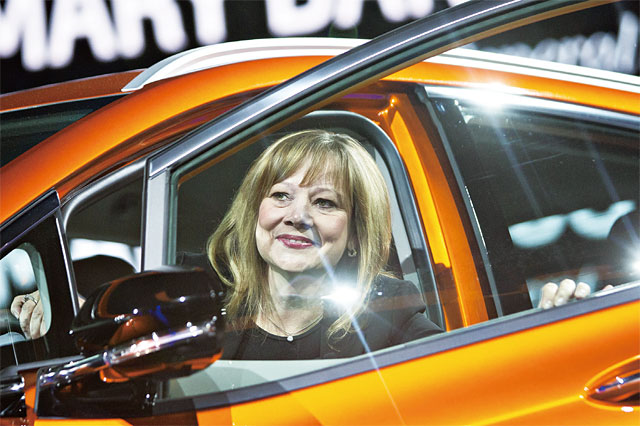 메리 바라 GM 최고경영자(CEO)가 2016년 북미국제오토쇼(디트로이트 모터쇼) 도중 GM의 전기차 볼트EV에 탑승하고 있다. <사진 : 블룸버그>
