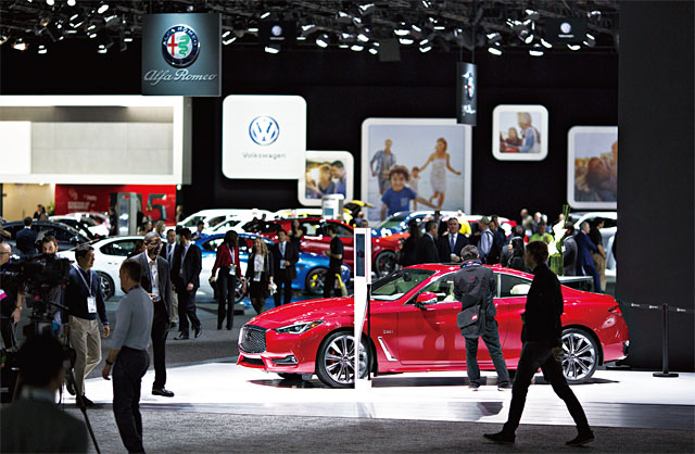 지난 1월 미국에서 열린 디트로이트 모터쇼에서 관람객들이 전시된 차들을 구경하고 있다. <사진 : 블룸버그>