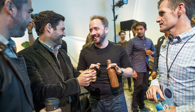 드롭박스 공동창업자이자 최고경영자(CEO)인 드루 하우스턴(왼쪽에서 세번째)이 한 콘퍼런스에서 참석자들과 웃으며 대화하고 있다. <사진 : 블룸버그>