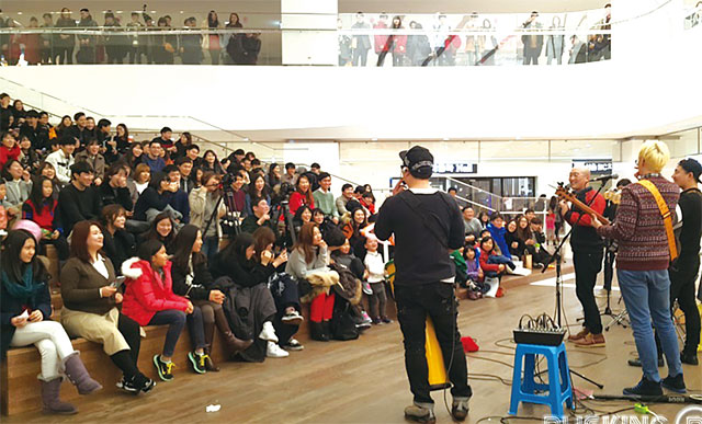 서울시의 남는 공간이 인디 밴드 공연 무대로 활용되고 있다. <사진 : 버스킹 TV>