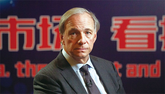레이 달리오 브리지워터 어소시에이츠 회장이 지난 2월 중국 베이징 그랜드하얏트호텔에서 열린 TV방송 인터뷰에서 포즈를 취하고 있다. <사진 : 블룸버그>