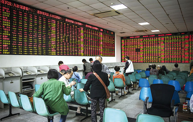 지난해 10월 중국 상하이의 한 증권사 객장 시세판 앞에 개인 투자자들이 앉아 있다. 중국 개인 투자자들은 최근 급락장을 겪으며 투자 구루들의 팬이 됐다. <사진 : 블룸버그>