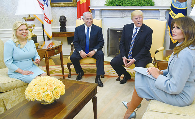 도널드 트럼프(오른쪽에서 두번째) 미국 대통령과 부인 멜라니아(맨 오른쪽) 여사가 지난 5일 백악관을 방문한 베냐민 네타냐후 이스라엘 총리 내외와 환담을 나누고 있다. <사진: 블룸버그>