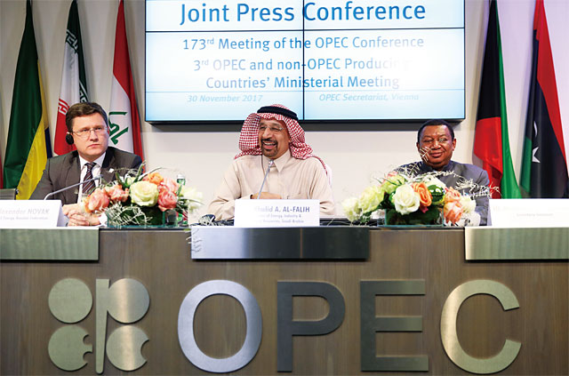 적정 유가를 놓고 OPEC 회원국 사이에 이견이 발생하고 있다. 지난해 11월 열린 OPEC 정기총회에 참석한 칼리드 알 팔리(가운데) 사우디아라비아 에너지장관이 웃고 있다. <사진 : 블룸버그>