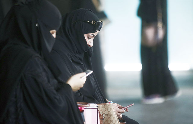 사우디아라비아 리야드의 한 쇼핑몰에서 여성들이 스마트폰을 사용하고 있다. <사진 : 블룸버그>