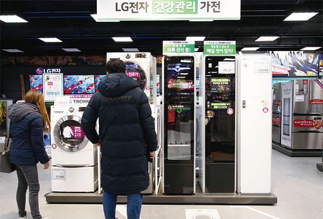 지난 1월 경기도 김포의 한 대형마트에서 소비자들이 LG전자의 의류 건조기와 스타일러 제품을 살펴보고 있다. 사진 블룸버그