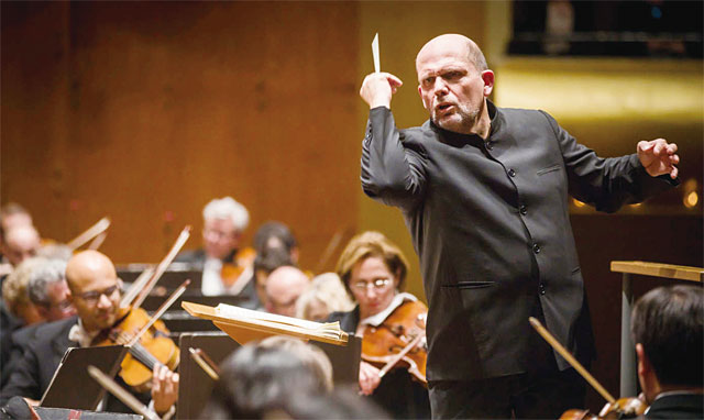 야프 판 즈베던이 지휘하는 뉴욕 필하모닉의 공연 모습. 사진 크리스 리