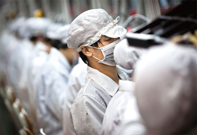 세계 최대 전자기기 위탁 생산 기업 대만 훙하이가 운영하는 중국 선전 공장에서 근로자들이 일하고 있다. 사진 블룸버그