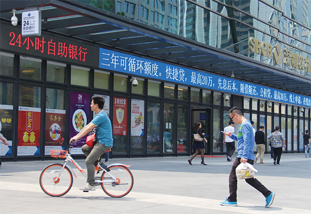 중국 베이징에서 한 중국인이 공유자전거 모바이크를 이용하고 있다. 사진 오광진 특파원