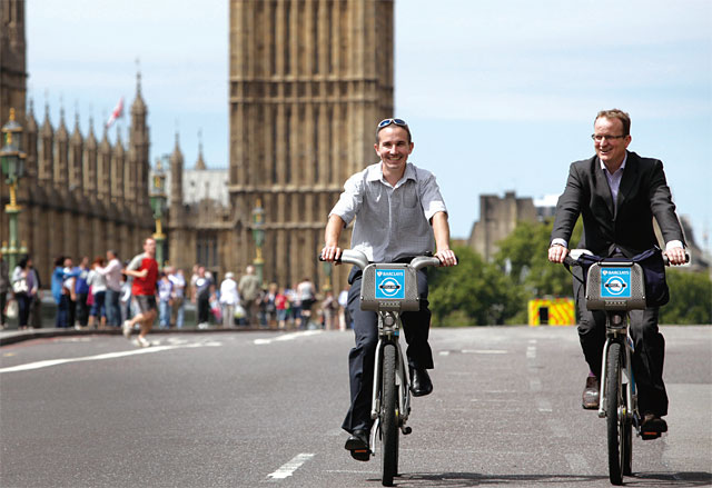 런던 시민들이 일명 ‘보리스 자전거’라 불리는 공공 자전거를 타고 있다. 사진 블룸버그