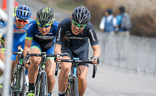 시마노가 운영하는 자전거 로드레이스 팀 ‘시마노레이싱’의 선수들이 자전거 경기에 참여해 도로 위를 달리고 있다. 사진 시마노