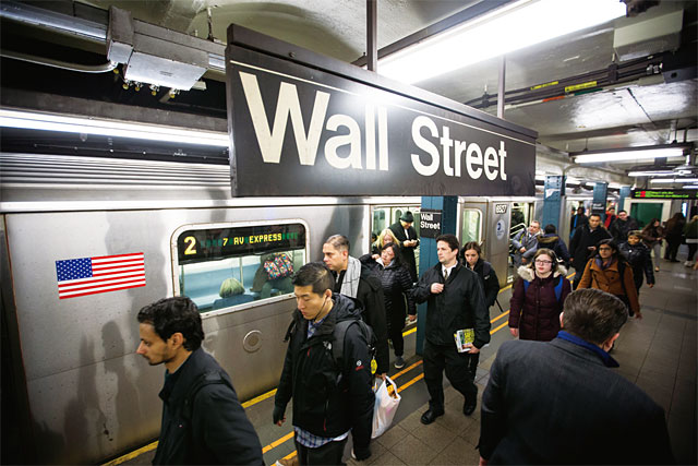 미국 뉴욕의 금융가인 월스트리트. 미국은 은행권의 직종 수가 200개가 넘을 정도로 금융권의 다양성이 뛰어나다. 사진 블룸버그