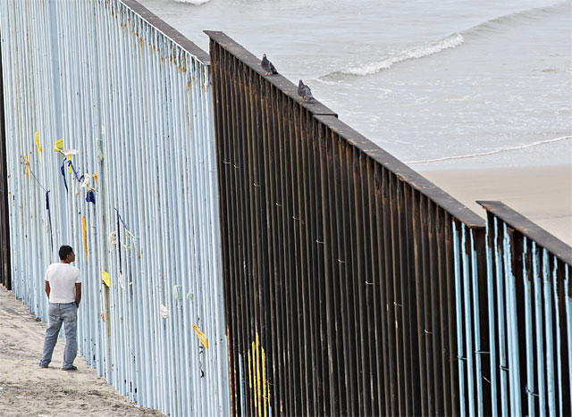 한 남자가 미국과의 접경 지역인 멕시코 티후아나 지역에 설치된 국경 펜스 너머를 바라보고 있다. 사진 블룸버그