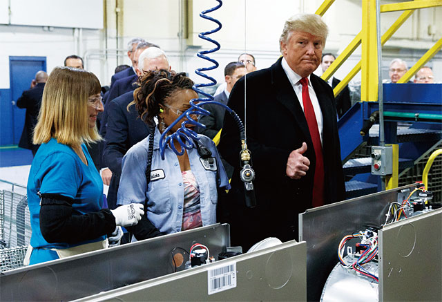 도널드 트럼프 대통령이 미국 에어컨 제조업체 공장에서 엄지 손가락을 치켜 들고 있다. 사진 블룸버그