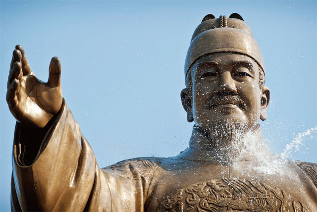 서울 광화문광장에 있는 세종대왕 동상. 세종은 오늘날 한국인이 가장 존경하는 역사적 인물로 꼽힌다. 사진 조선일보 DB