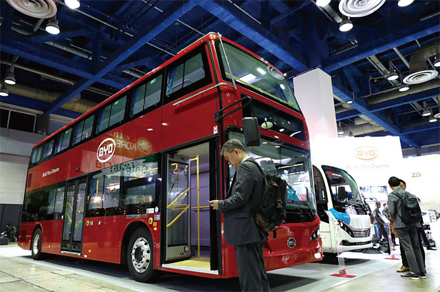 환경부가 주최해 이달 12일 서울 코엑스에서 개막한 ‘EV 트렌드 코리아 2018’에 중국 전기차 업체 비야디(BYD)의 2층 전기버스가 전시돼 있다. / 블룸버그