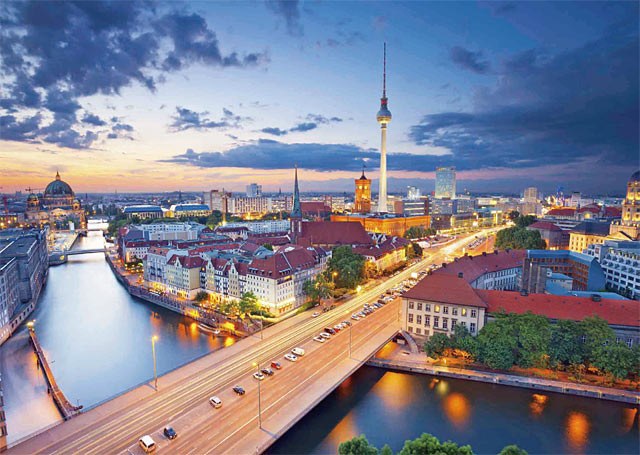 ‘TV 타워(Berliner Fernsehturm)’가 바라보이는 베를린 시내 중심가의 야경. / 트위터 캡처