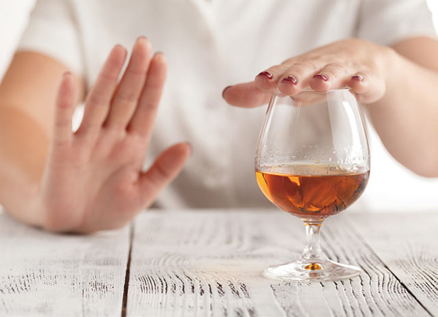 술은 마시지 않고 냄새만 맡아도 인체에 영향을 미칠 수 있다.