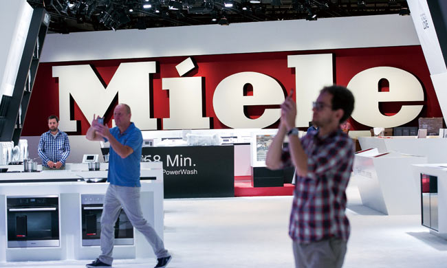 미텔슈탄트는 독일 경제의 근간이다. 대표적인 미텔슈탄트인 가전 업체 밀레의 전시장에서 관람객이 사진을 찍고 있다. / 블룸버그