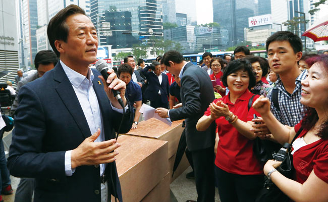 2014년 6월 지방선거를 앞두고 당시 정몽준 서울시장 후보가 지지를 호소하고 있다. 사진 조선일보 DB