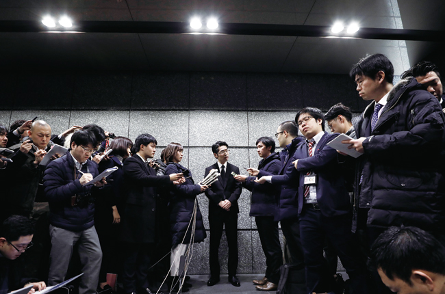 일본 최대 암호화폐 거래소인 코인체크는 올해 초 해킹을 당해 수천억원 규모의 피해를 입었다. 코인체크의 최고운영책임자였던 유스케 오츠카가 기자들의 질문에 답하고 있다. 사진 블룸버그