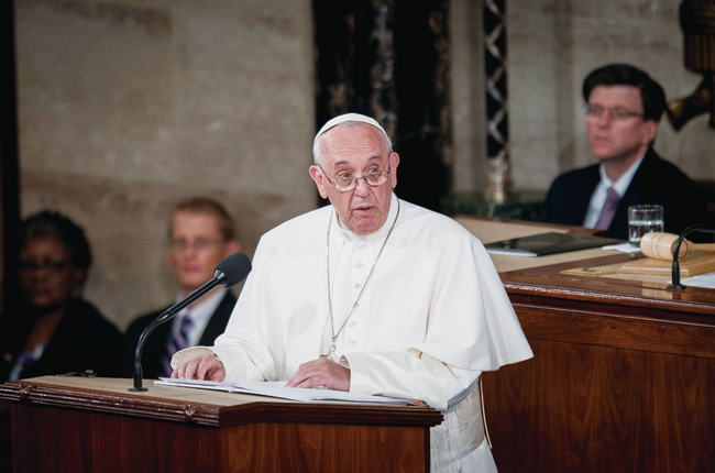프란치스코 교황이 2015년 9월 24일 미국 워싱턴DC 국회의사당에서 상하원 합동 연설을 하고 있다. 사진 블룸버그