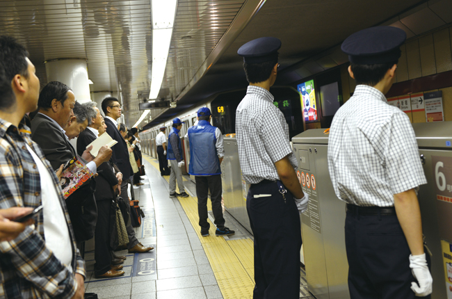도쿄에서 가장 혼잡한 전철역인 신주쿠 역에 열차가 들어오고 있다. 사진 블룸버그
