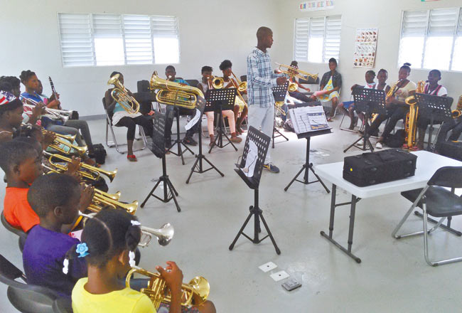 아이티 현지 학생들이 ‘세아학교’에서 오케스트라 교육을 받고 있다.
