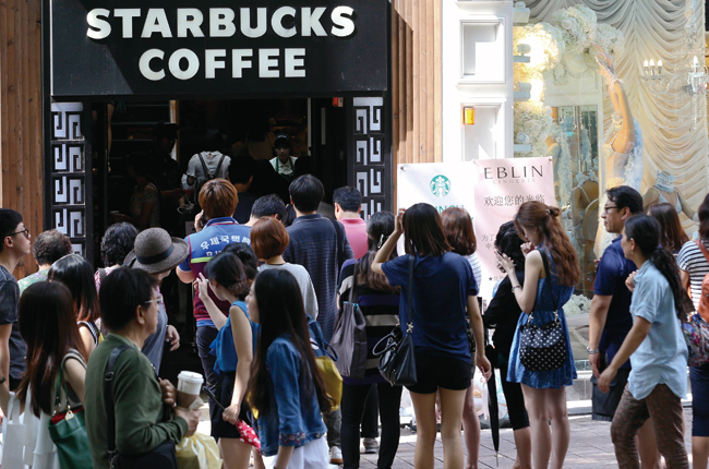 서울 무교동의 스타벅스 매장 앞에 사람들이 길게 줄 서 있다. 사진 조선일보 DB