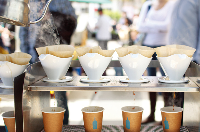 블루보틀은 커피가루에 뜨거운 물을 부어 천천히 내리는 ‘드립커피’로 유명하다. 사진 한스미디어