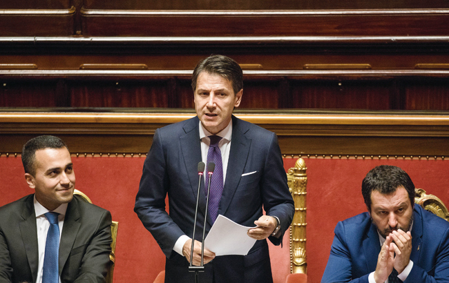 주세페 콘테 이탈리아 신임 총리가 6월 5일(현지시각) 상원에서 연설하고 있다. 왼쪽은 오성운동의 루이지 디 마이오 대표, 오른쪽은 동맹당의 마체오 살비니 대표. 사진 블룸버그