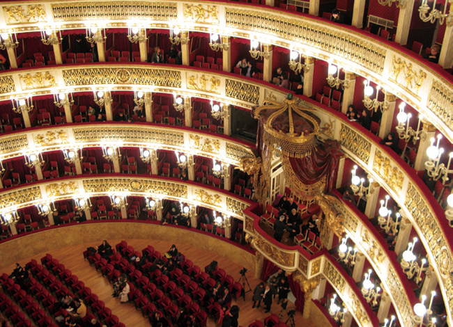 나폴리의 오페라하우스인 산 카를로 극장 내부. 사진 위키피디아