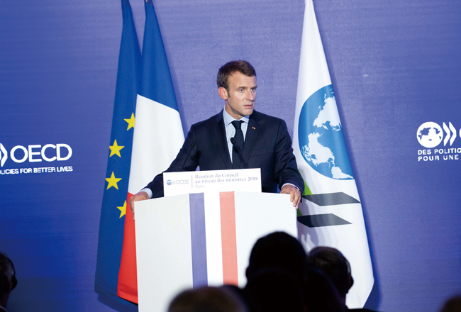 5월 30일 프랑스 파리에서 열린 OECD 각료회의에서 에마뉘엘 마크롱 프랑스 대통령이 기조연설을 하고 있다. 사진 블룸버그