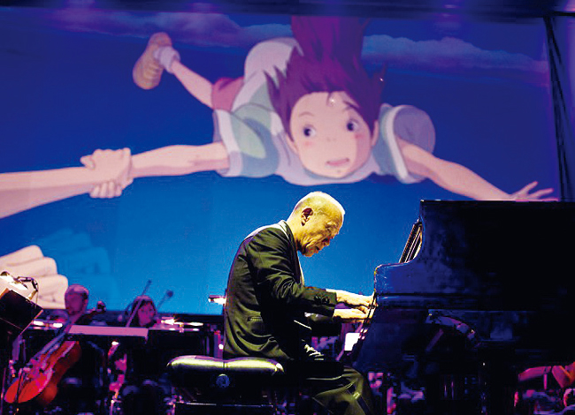 히사이시 조가 ‘센과 치이로의 행방불명’의 주제 음악을 피아노로 연주하고 있다. 사진 트위터 캡처