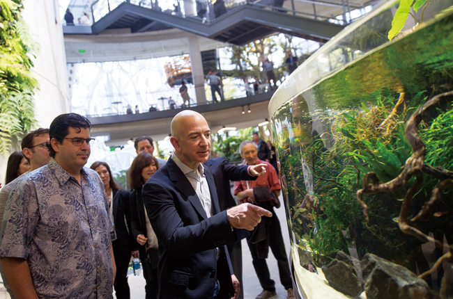 제프 베이조스 아마존 CEO가 미국 시애틀 본사에 위치한 아쿠아리움 개장식에서 수족관을 가리키고 있다. 사진 블룸버그
