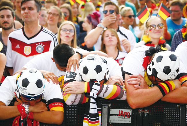 러시아월드컵 조별리그전에서 독일은 1승 2패, 조 최하위로 16강 진출에 실패하면서 지난 1950년 브라질 월드컵에서 조별예선이 도입된 이후 처음으로 토너먼트 진출에 실패하는 쓴맛을 봤다. 이날 경기를 지켜보던 독일 응원단이 크게 실망하고 있다. 사진 로이터 연합