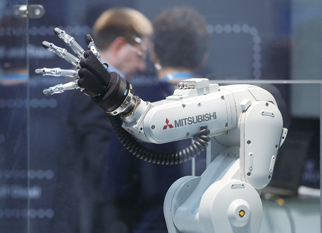 지난 2월 독일 베를린에서 열린 ‘보쉬 커넥티드월드 2018 IoT 콘퍼런스’에 미쓰비시전기가 제작한 로봇팔이 전시돼 있다. 사진 블룸버그