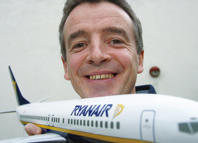 마이클 오리어리 라이언에어 최고경영자(CEO)가 자사 항공기 모형을 들고 환하게 웃고 있다. 사진 블룸버그