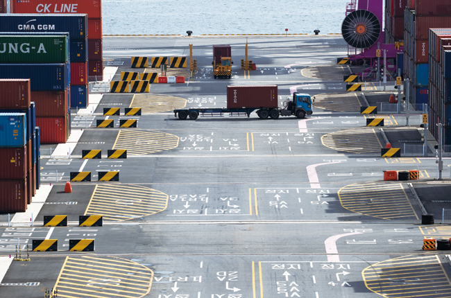 한국의 주력 수출 기지인 인천항 부두에서 트럭이 컨테이너를 옮기고 있다. 사진 블룸버그