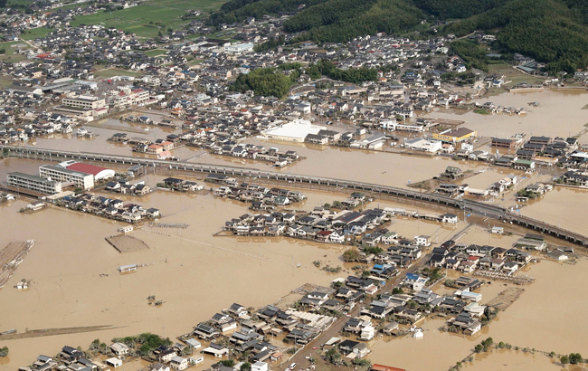 일본 오카야마현 구라시키시의 지난 8일 모습. 폭우로 마을 전체가 지붕만 내놓은 채 잠겨있다. 사진 AP연합뉴스
