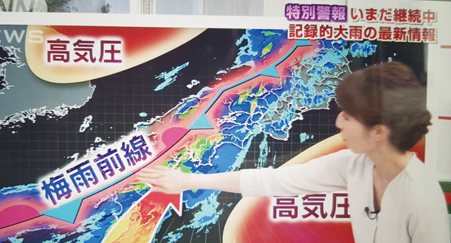 폭우 소식을 전하고 있는 일본 방송. 북태평양 고기압과 오호츠크해 고기압으로 장마전선이 형성된 가운데, 왼쪽 밑에서부터 태풍도 올라오고 있다. 사진 ANN방송 캡처