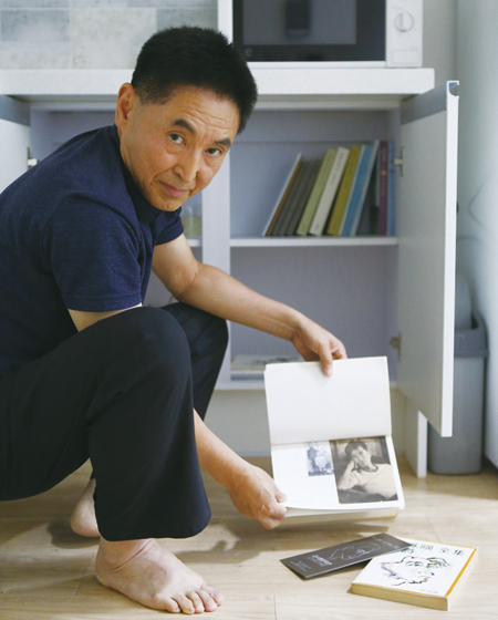 시인 김수영의 책을 들춰보는 시인 이성복. 사진 고운호 조선일보 기자